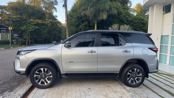 TOYOTA HILUX SW4 2.8 D-4D TURBO DIESEL DIAMOND 7L 4X4 AUTOMÁTICO